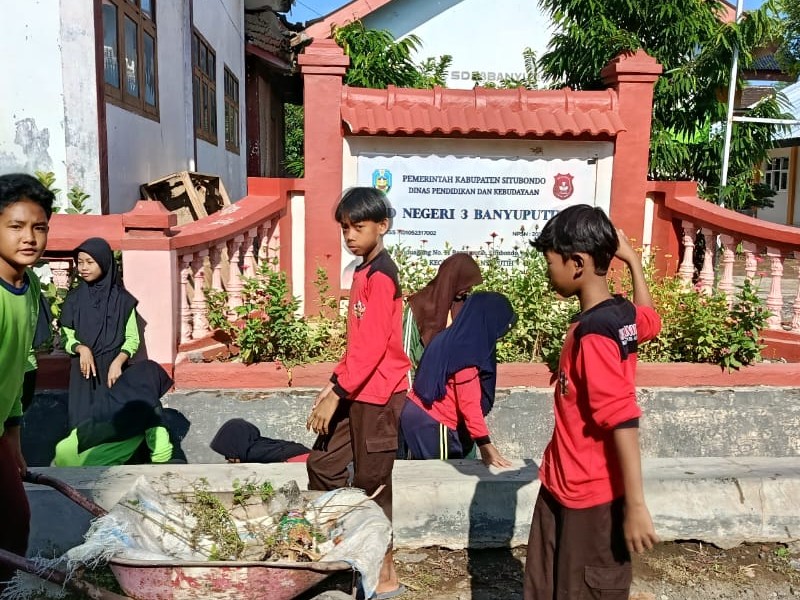 Kerja Bakti Di Lingkungan Sekolah